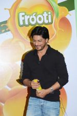 Shahrukh Khan shares the magic of fresh n juicy mangoes with his die-hard fans on 30th Aug 2013 (5).jpg